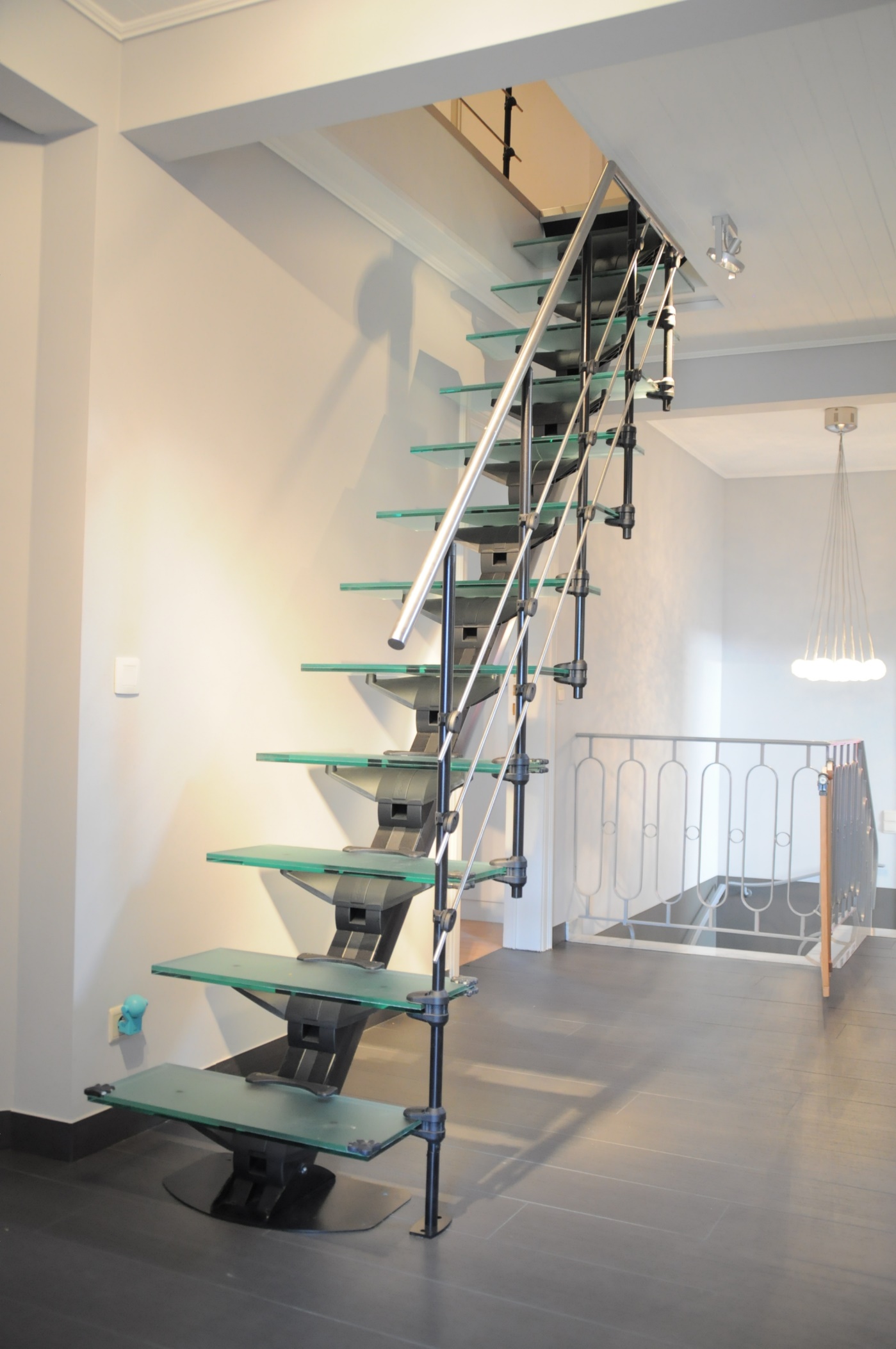Фото модульной лестницы Do-Up (Бельгия), ведущей на третий этаж в загородном доме, цена со склада в Москве 180000 рублей (июнь 2015 г.)